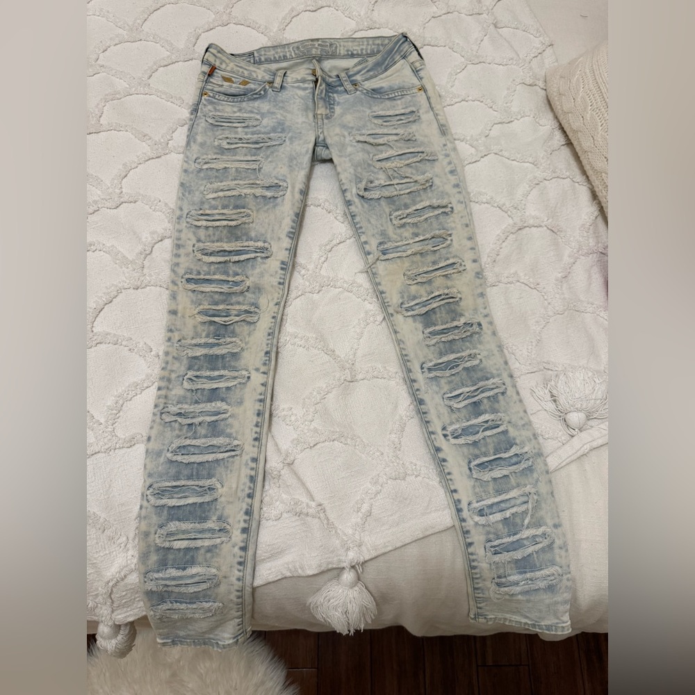 Robin’s Jean distressed low rise skinny jeans!